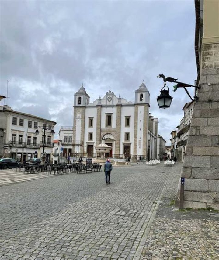 Experience The Charm Of Praca Do Giraldo: The Heart Of Evora