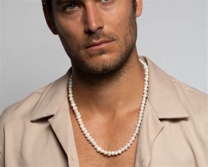 Statement-Making Big Pearl Chain Necklaces For A Chic Look