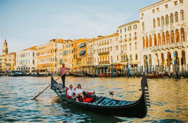 Stunning Italian Gondola Costumes: Embracing Venetian Elegance