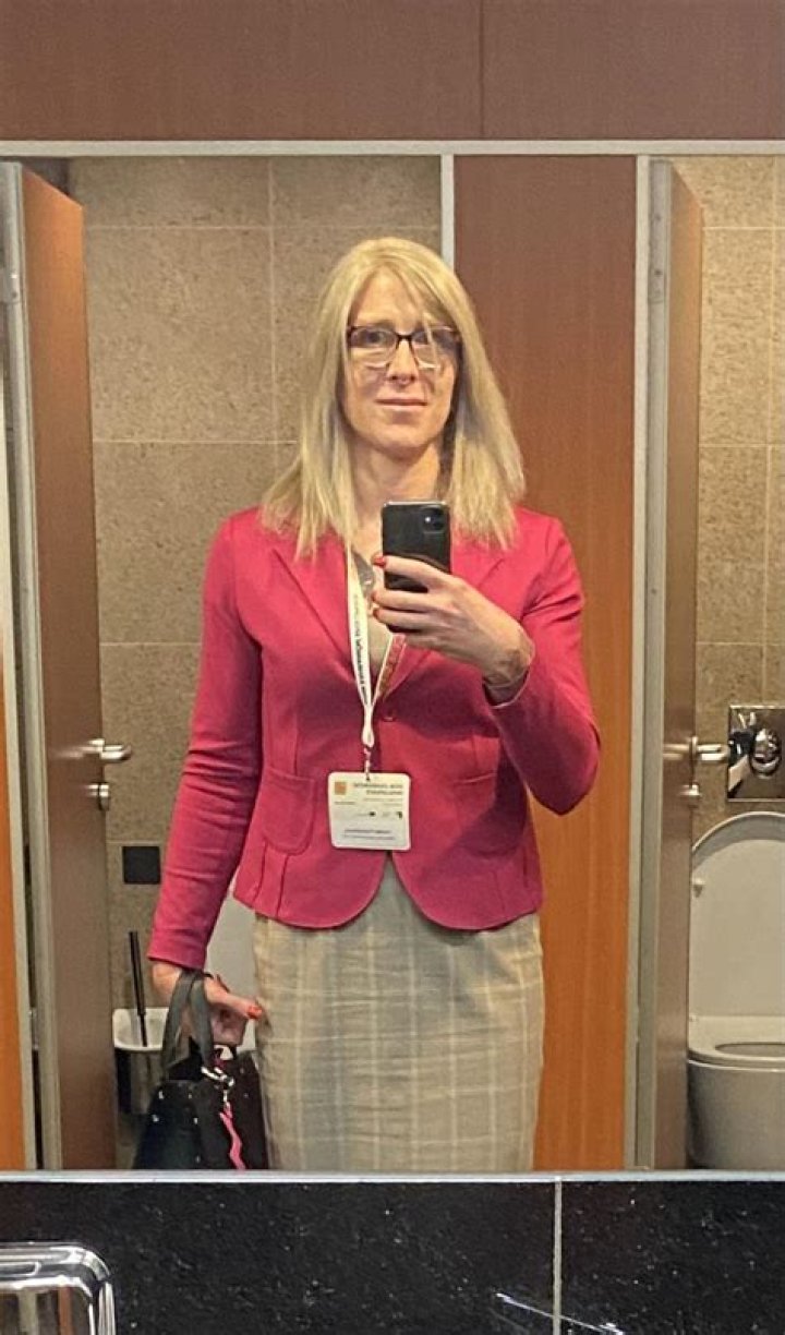 The Guide To Taking The Perfect Public Bathroom Selfie: Tips And Tricks For Captivating Shots