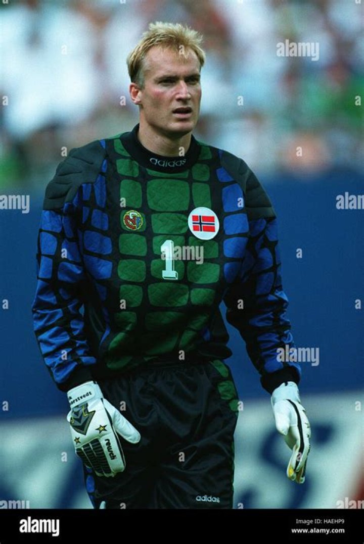The Legendary Erik Thorstvedt: Norway's Goalkeeper Icon